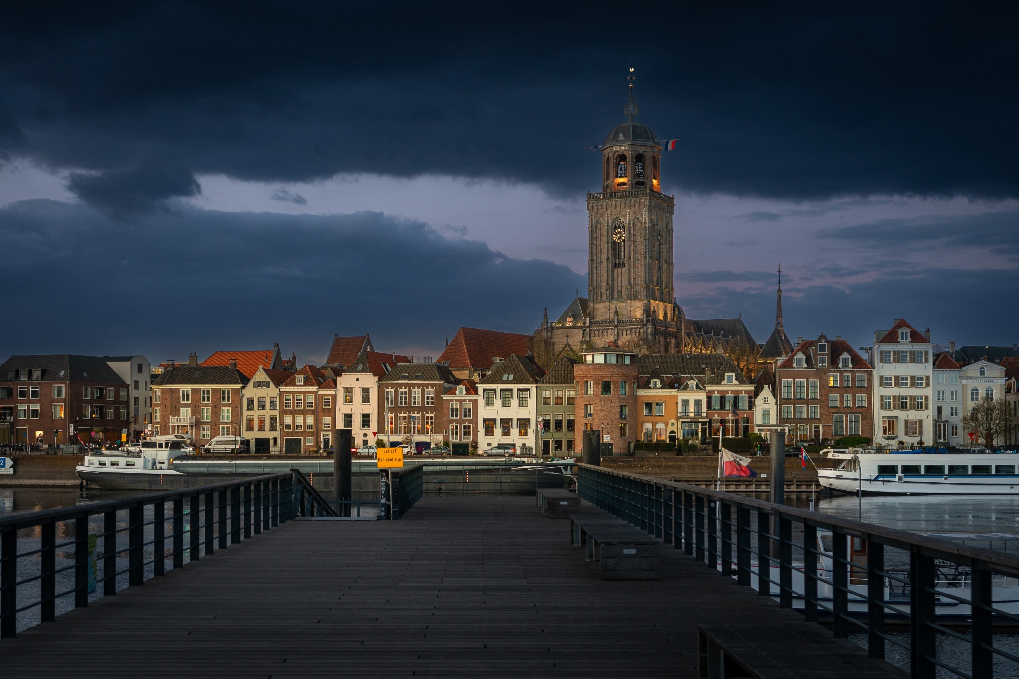 Bewerkte stadsfoto van Deventer, gezien vanaf de IJssel